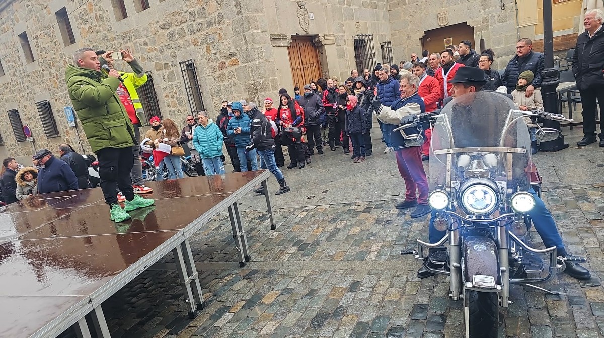 El concejal de Cultura da las campanadas en la Nochevieja Motera dando acelerones en una Harley-Davidson.