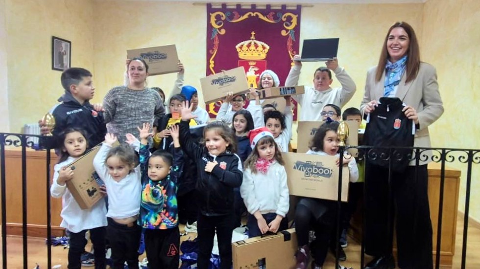 Entrega de ch&aacute;ndal y ordenador a los escolares de Adanero.