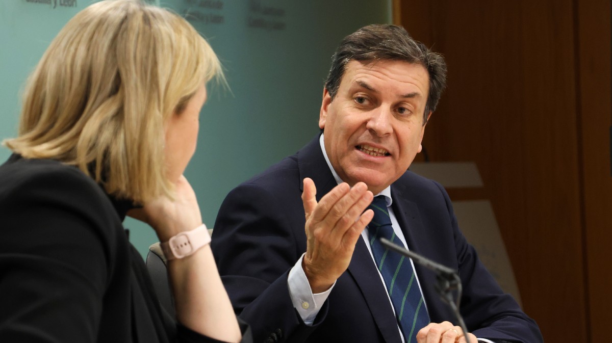 Isabel Blanco y Carlos Fern&aacute;ndez Carriedo explican los acuerdos del Consejo de Gobierno.