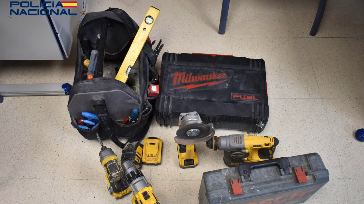 Objetos sustra&iacute;ddos de un veh&iacute;culo.