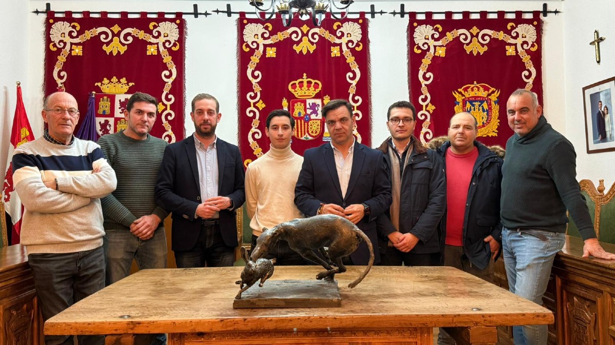 Presentaci&oacute;n de la escultura dedicada al galgo en Madrigal de las Altas Torres.