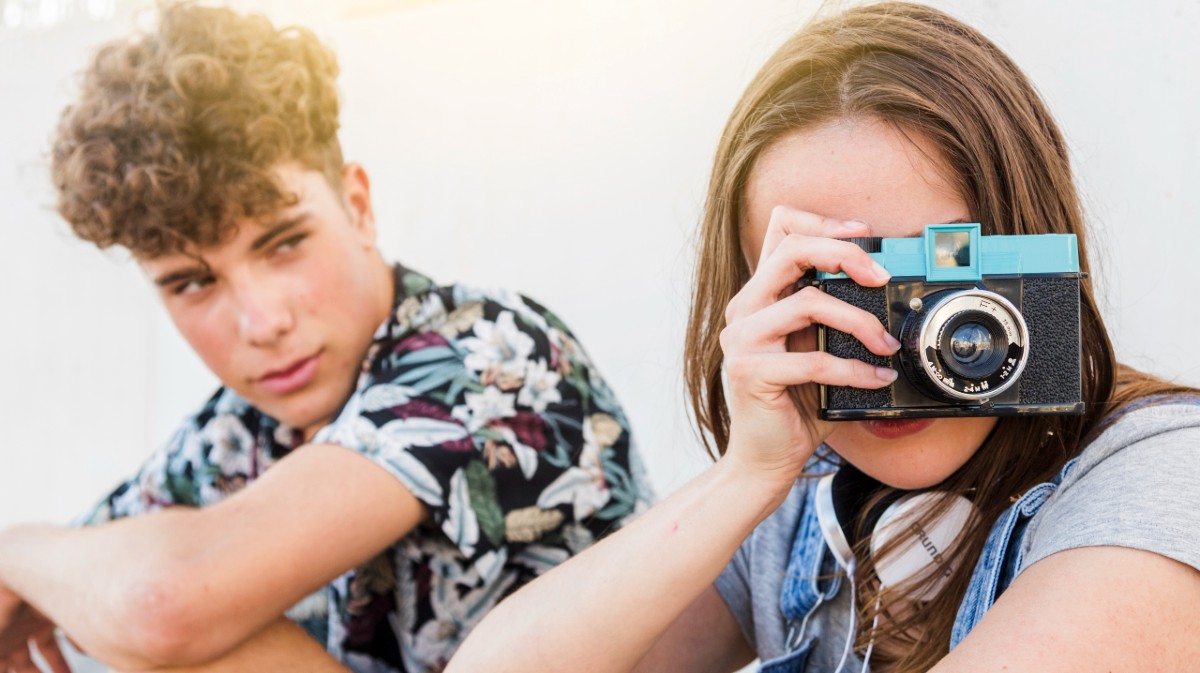 Una joven realiza una fotograf&iacute;a.