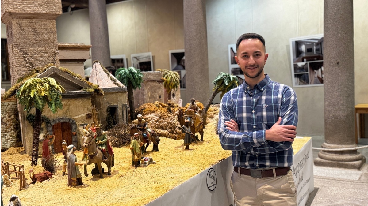 Borja Nieto, maestro belenista encargado del montaje