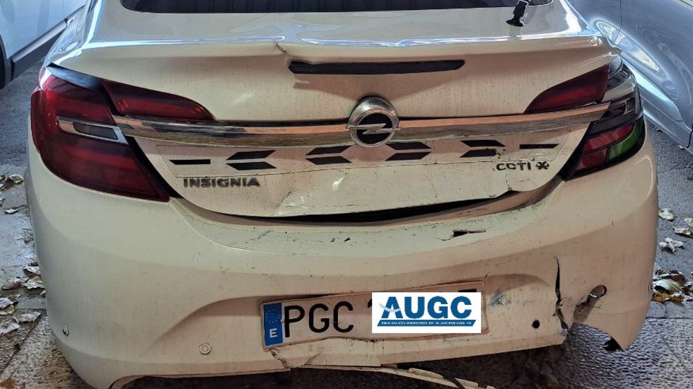 Coche patrulla de la Guardia Civil que fue alcanzado por un veh&iacute;culo.