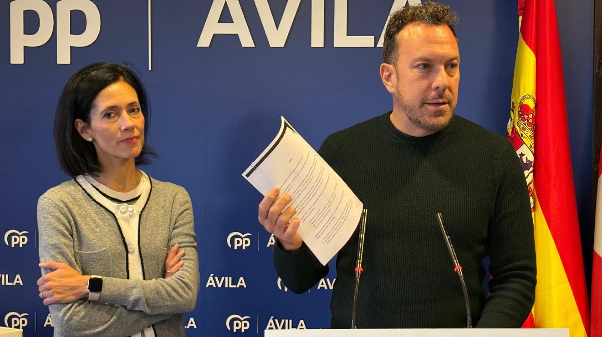 Los diputados del PP Patricia Rodríguez y Héctor Palencia en rueda de prensa, este martes.