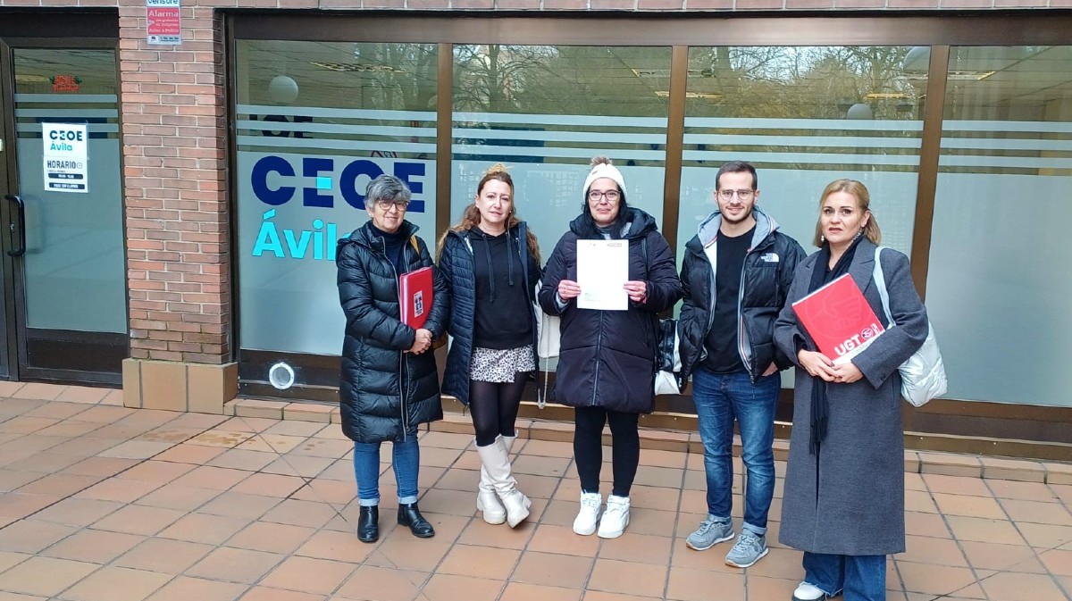 Representantes de CCOO, UGT y cl&iacute;nicas dentales ante la sede de CEOE &Aacute;vila.