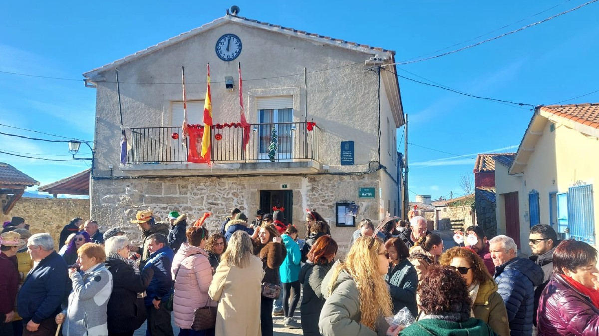 Villar de Corneja celebra las campanadas por adelantado.
