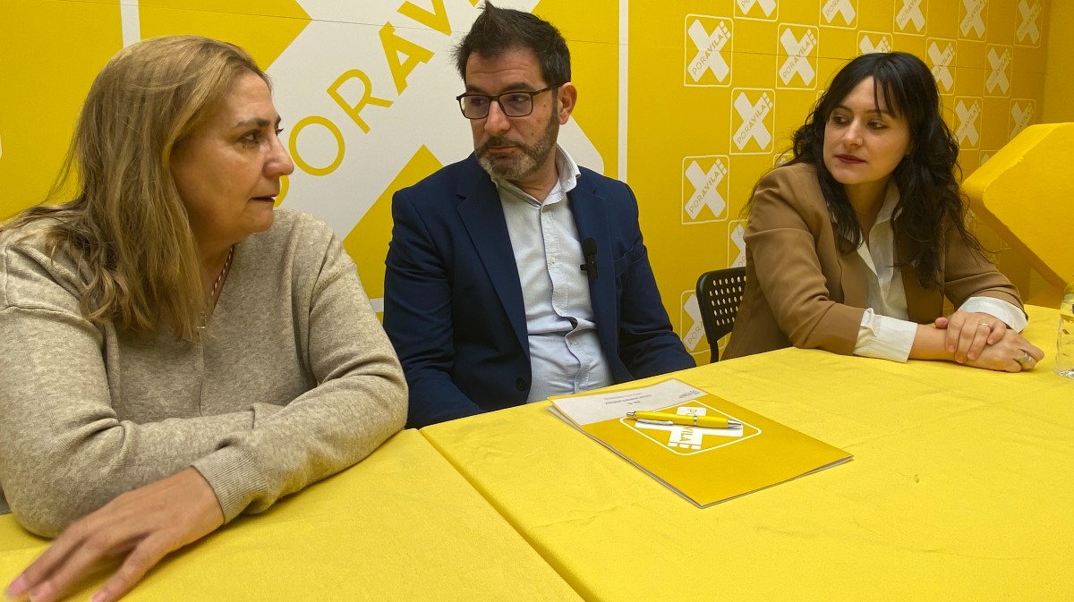 Óscar Jiménez en rueda de prensa, entre las diputadas provinciales de Por Ávila.