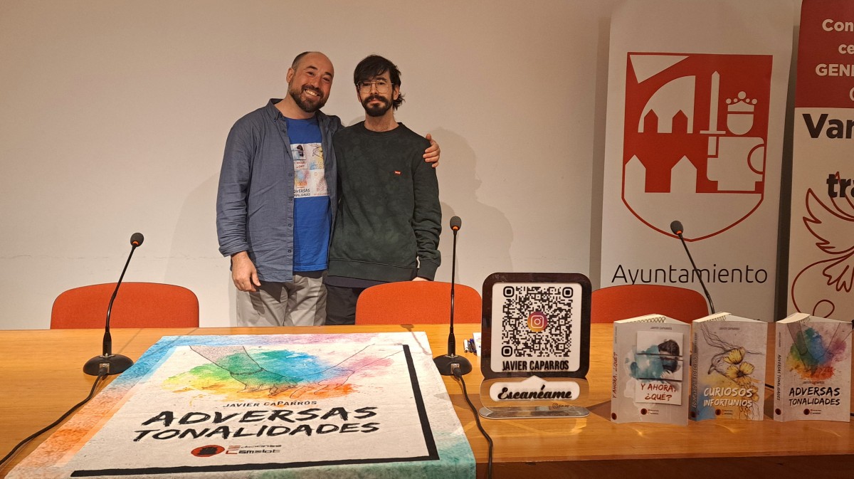 El escritor Javier Caparr&oacute;s y el portavoz de Arco&Aacute;vila. Daniel Mu&ntilde;oz, en la presentaci&oacute;n de &lsquo;Tonalidades diversas&rsquo;.