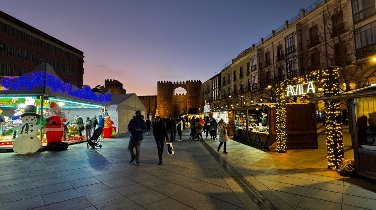 Gente paseando por el mercado navideño del Mercado Grande