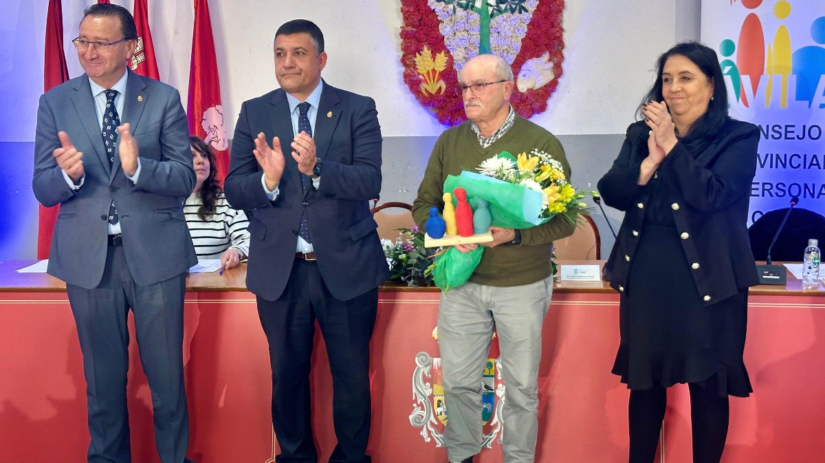 Reconocimiento a Begoña Ruiz a propuesta de AFA Arévalo, recogido en su nombre.