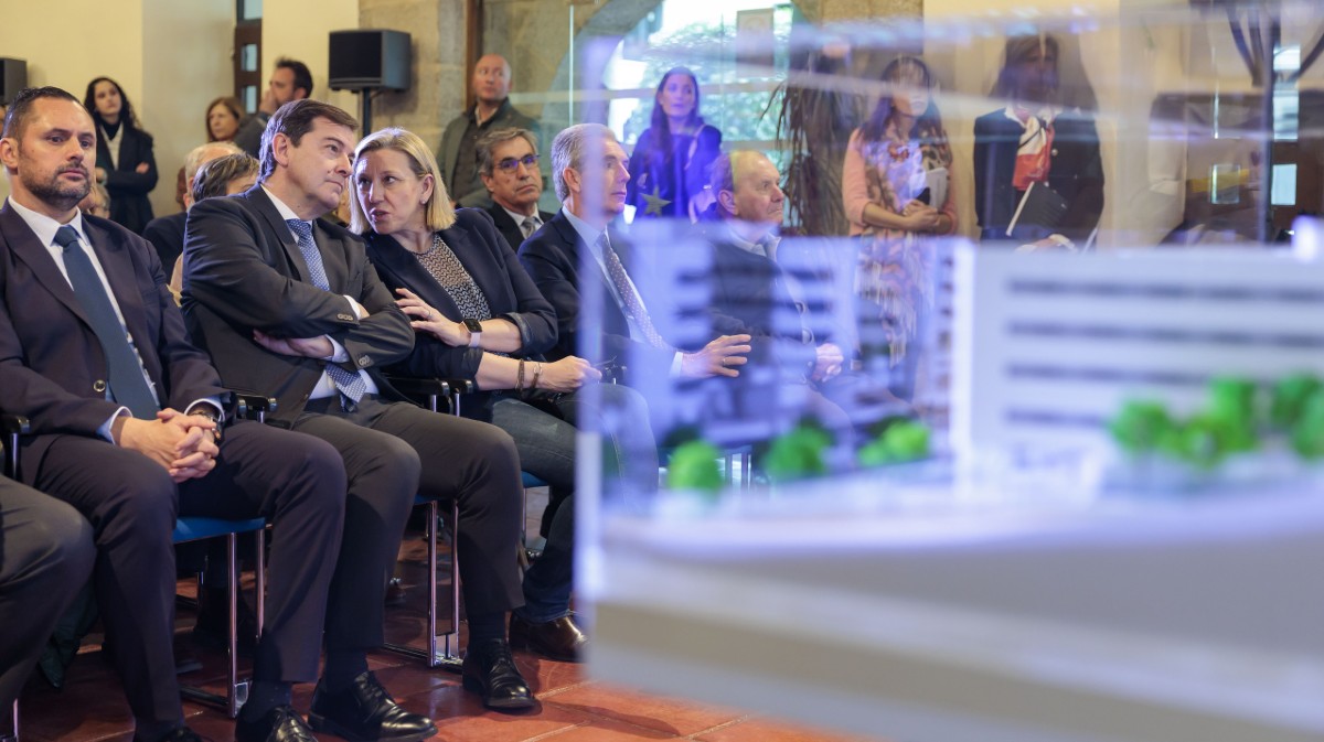 Mañueco presenta la nueva residencia de mayores de Ávila.