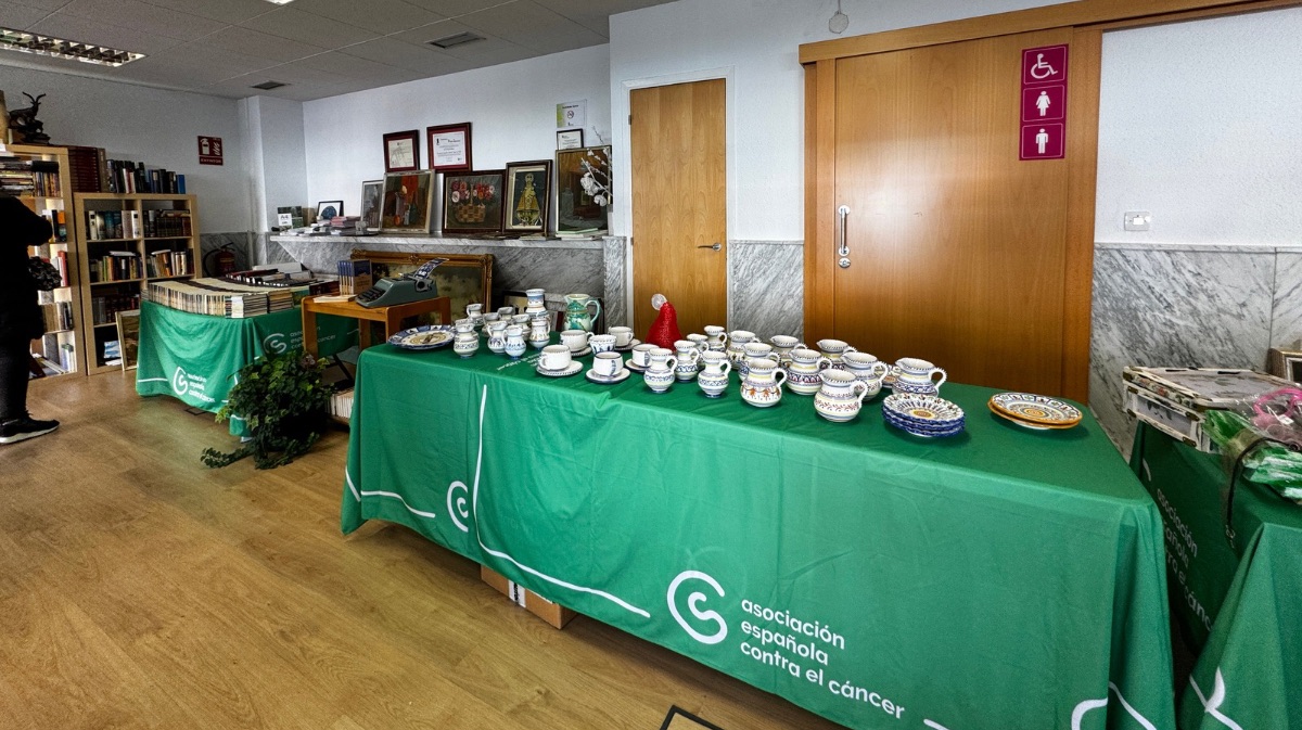 Mercadillo solidario de AECC