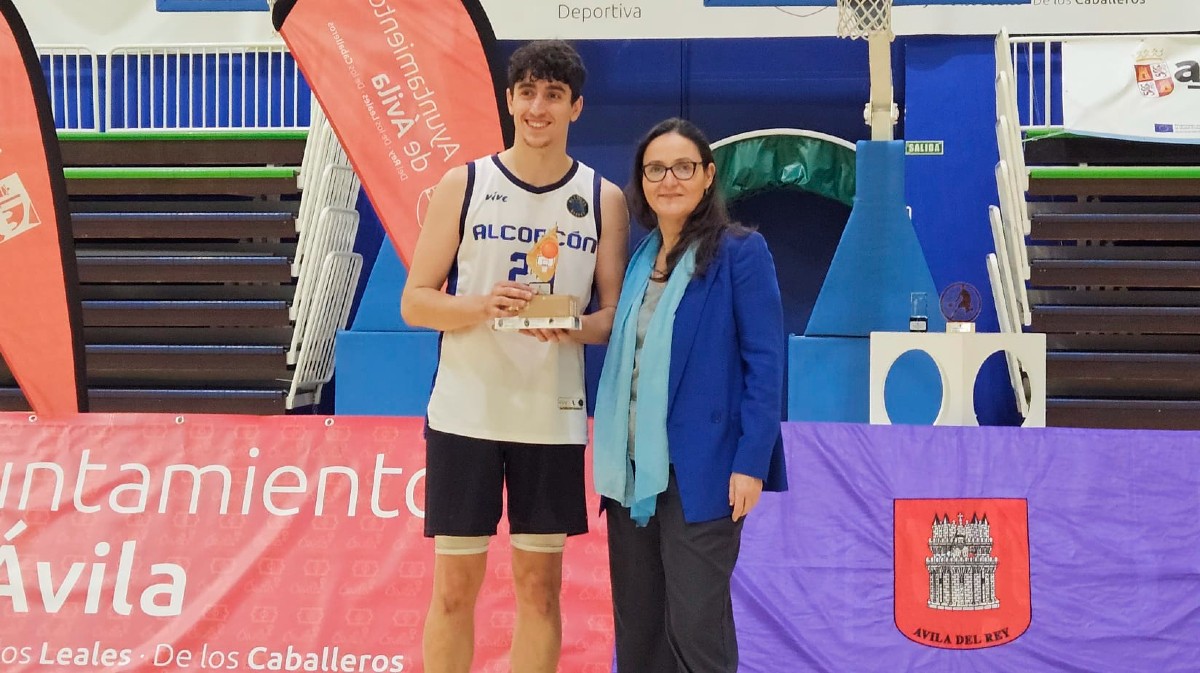 Guillermo Ch&iacute;a en el Torneo 3x3 ben&eacute;fico 'Ciudad de &Aacute;vila'.