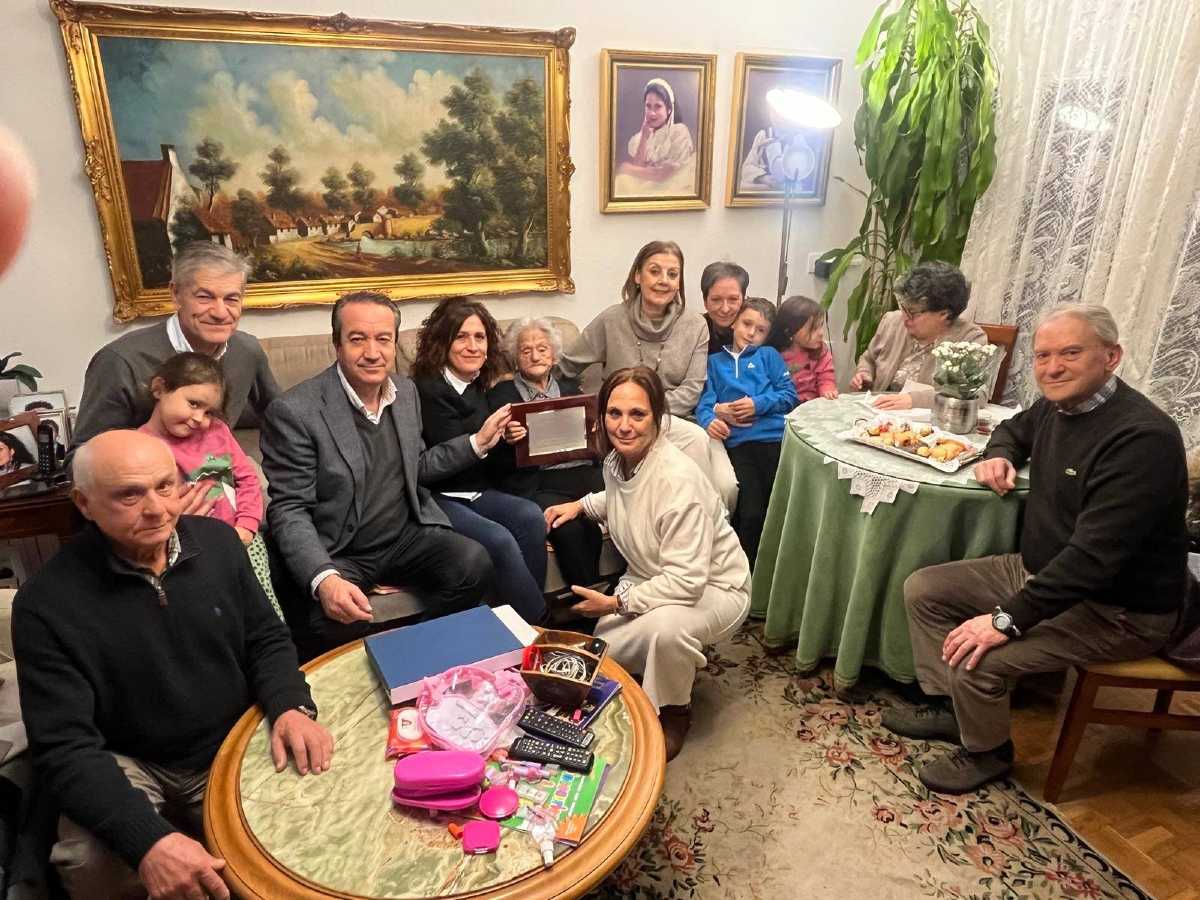 Homenaje a vecinos centenarios de Ar&eacute;valo.