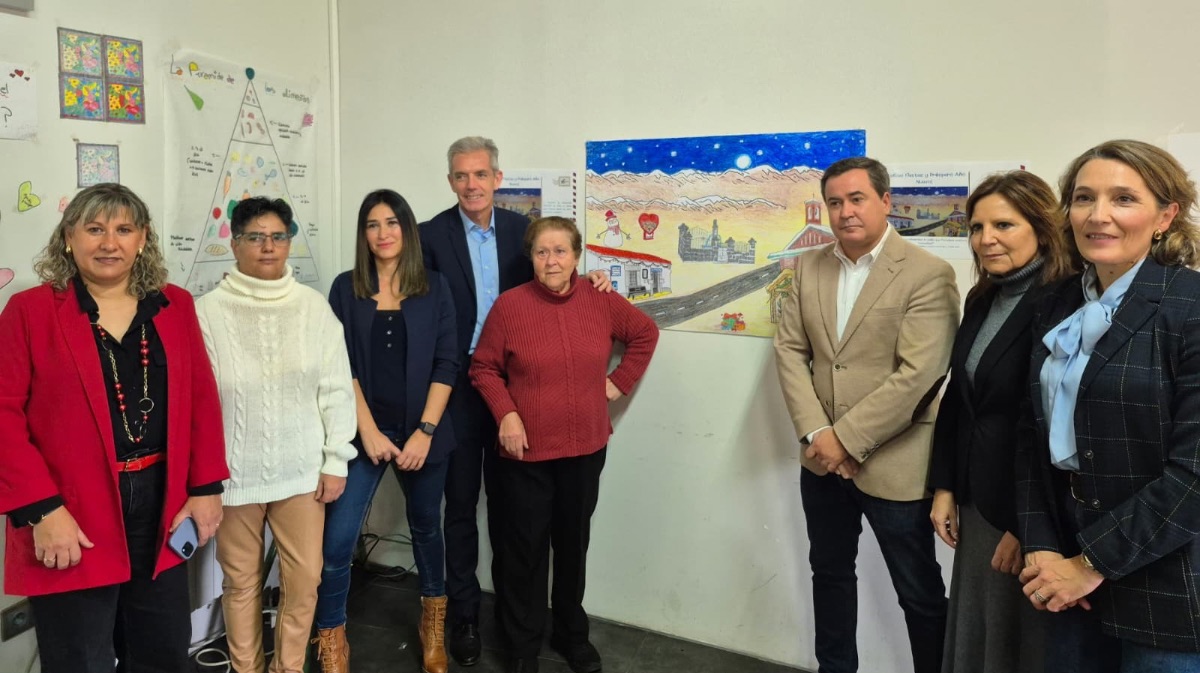 Vecinos de Robledillo y autoridades junto a la postal navideña