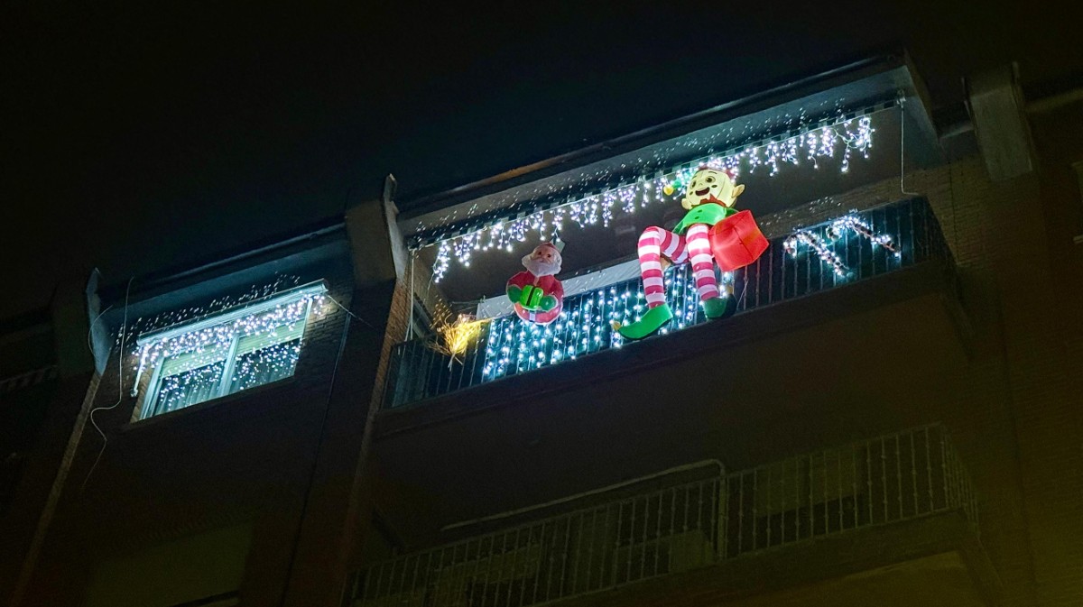 Segundo premio iluminaci&oacute;n de balconesy ventanas: Carlos Gordo.