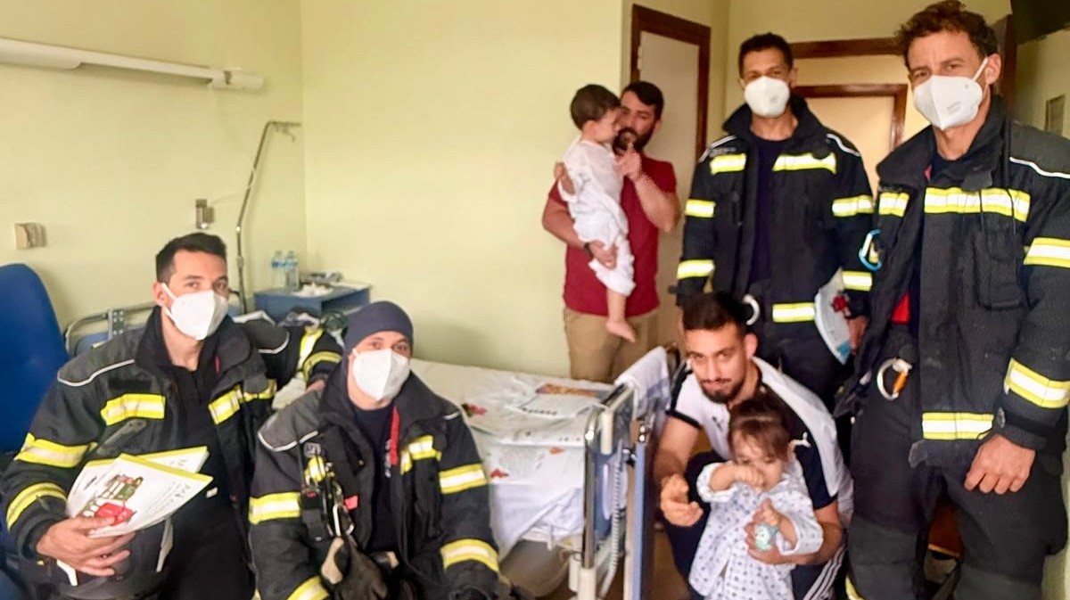 Visita de los bomberos a los peque&ntilde;os ingresados en el Hospital Nuestra Se&ntilde;ora de Sonsoles.
