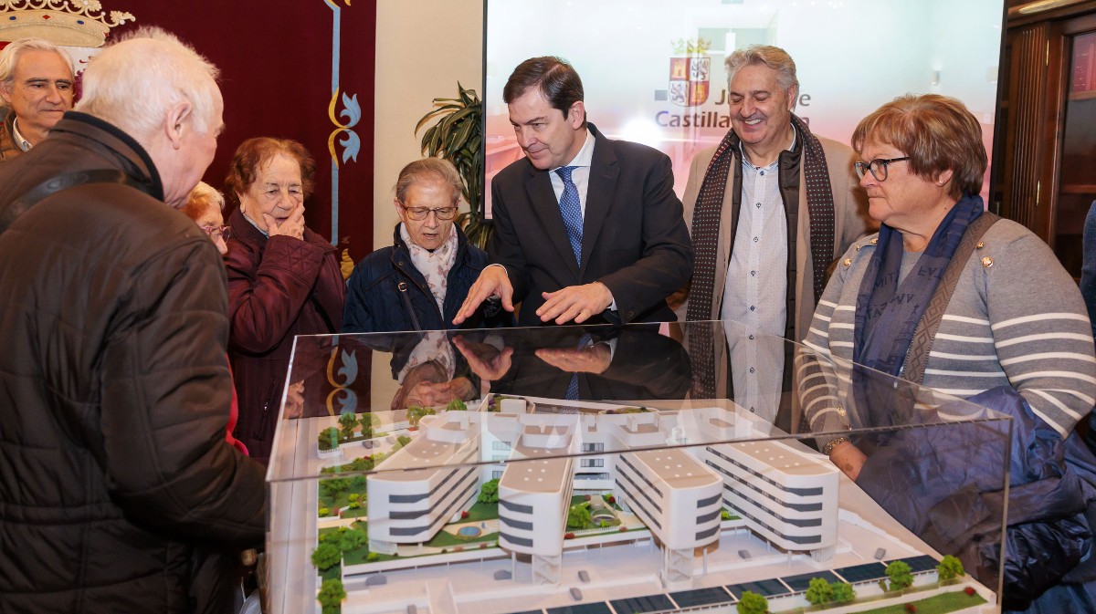 Mañueco presenta la nueva residencia de mayores de Ávila.