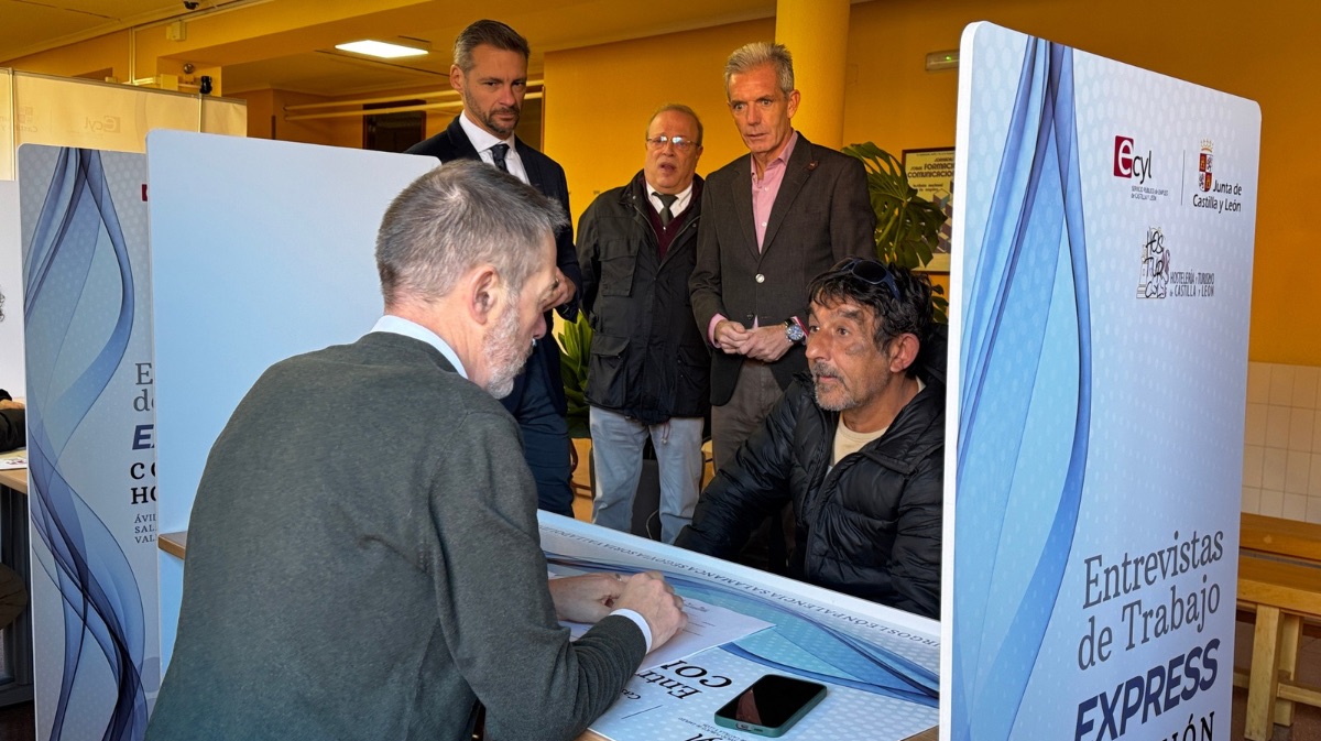 Los candidatos se entrevistan para encontrar empleo