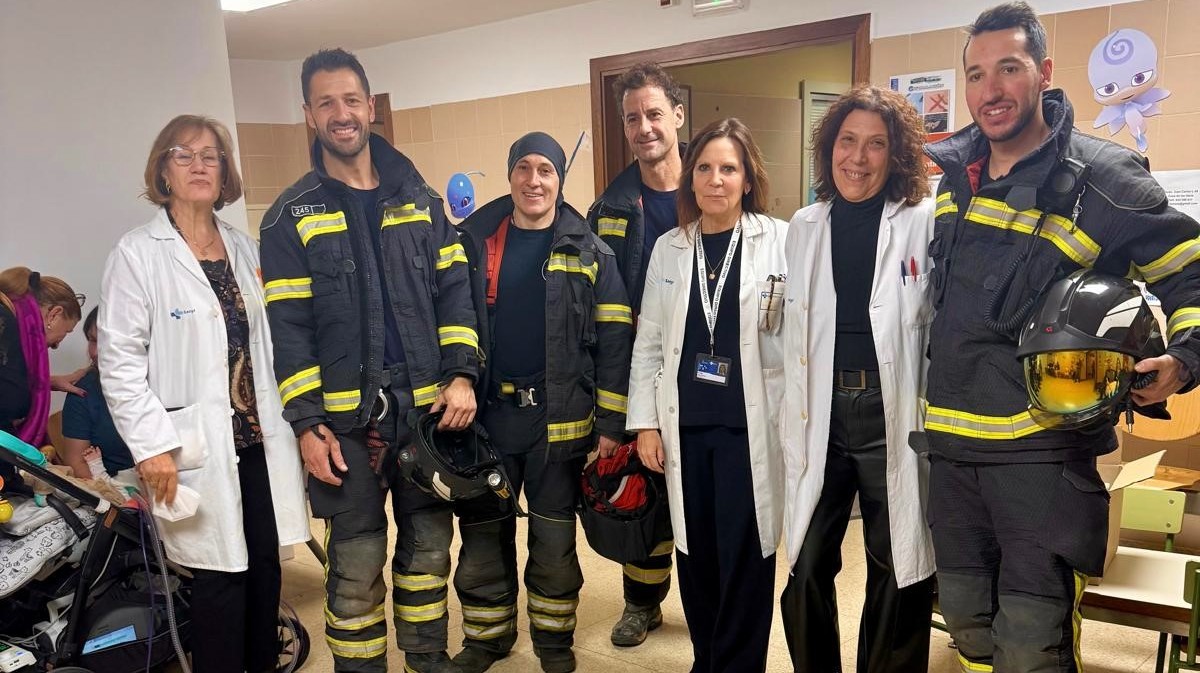 Visita de los bomberos a los peque&ntilde;os ingresados en el Hospital Nuestra Se&ntilde;ora de Sonsoles.