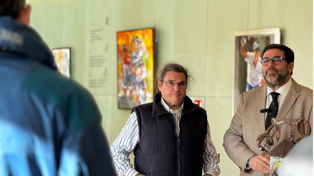 Juan Carlos Jiménez inaugurando la exposición junto al alcalde de Ávila