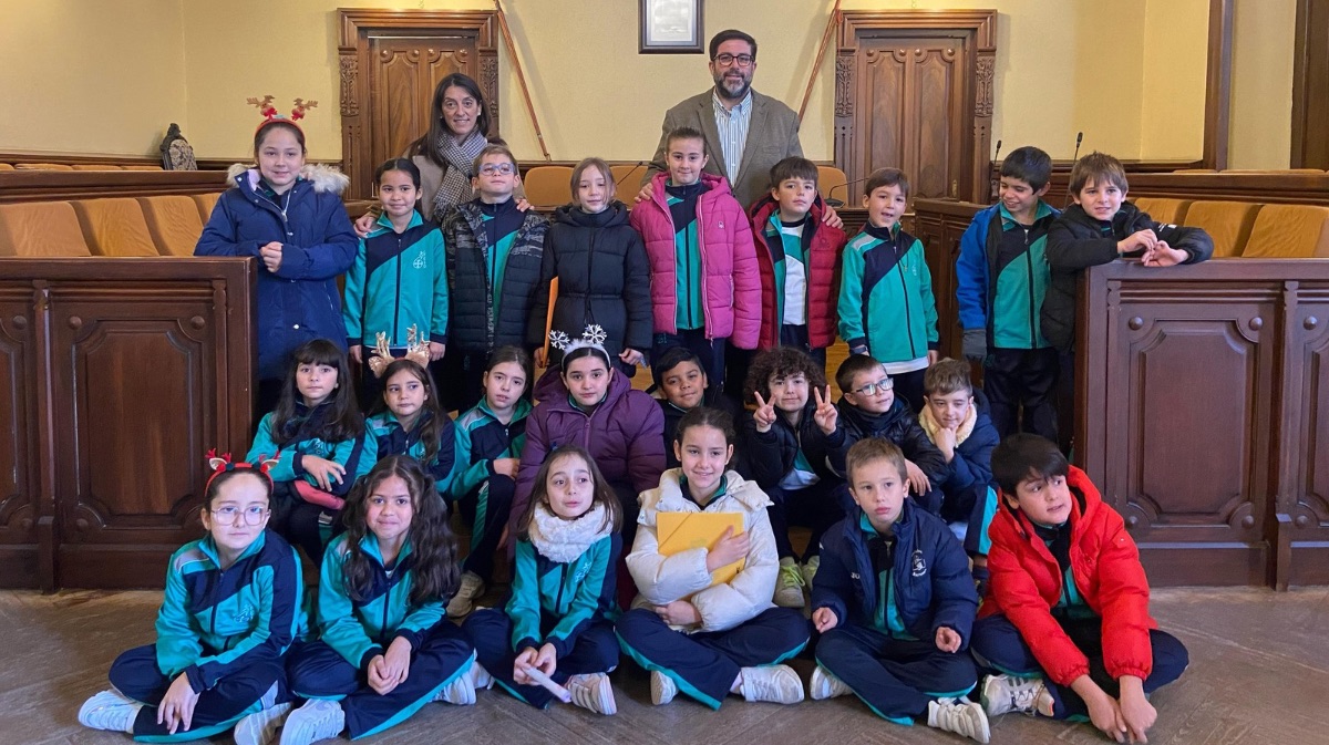 Alumnos del colegio Sagrada Familia visitan el Ayuntamiento