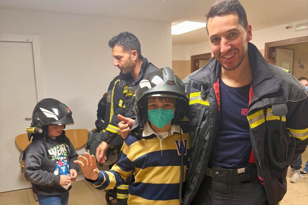 Visita de los bomberos a los peque&ntilde;os ingresados en el Hospital Nuestra Se&ntilde;ora de Sonsoles.