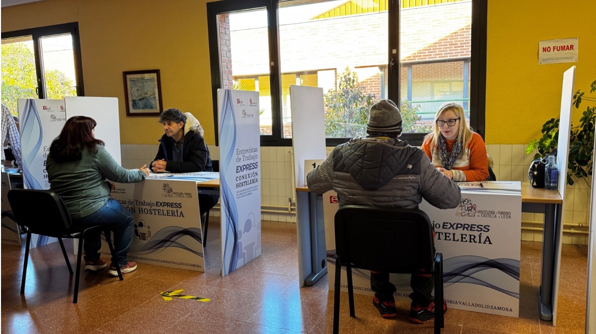 Los candidatos se entrevistan para encontrar empleo