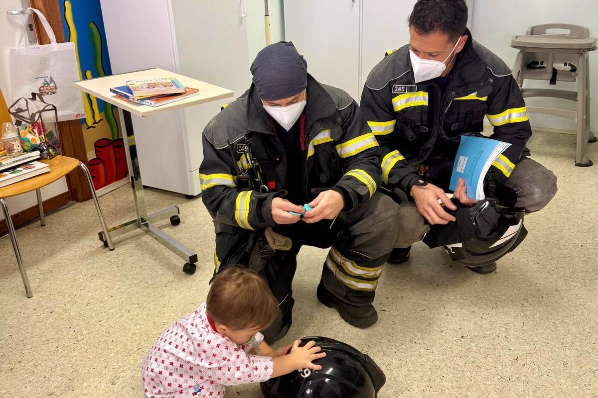 Visita de los bomberos a los peque&ntilde;os ingresados en el Hospital Nuestra Se&ntilde;ora de Sonsoles.